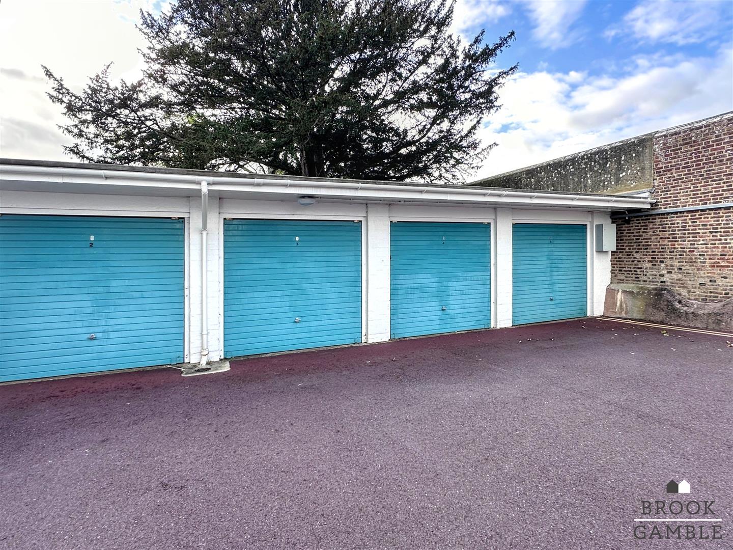 2 Bedroom Flat - Purpose Built. Compton Place Road in Eastbourne,  17